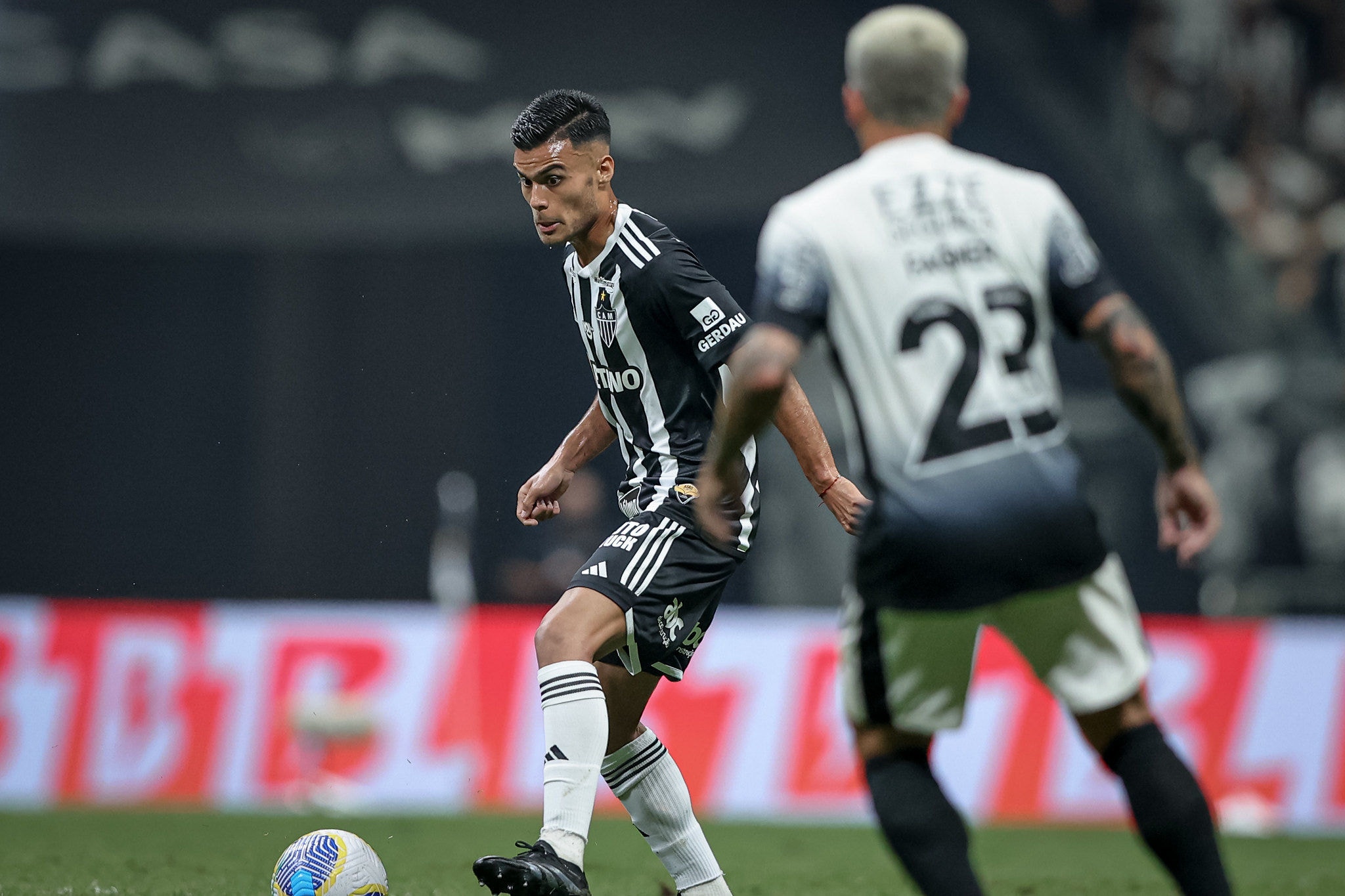 Fausto Vera em ação com a camisa do Atlético contra o Corinthians na Arena MRV