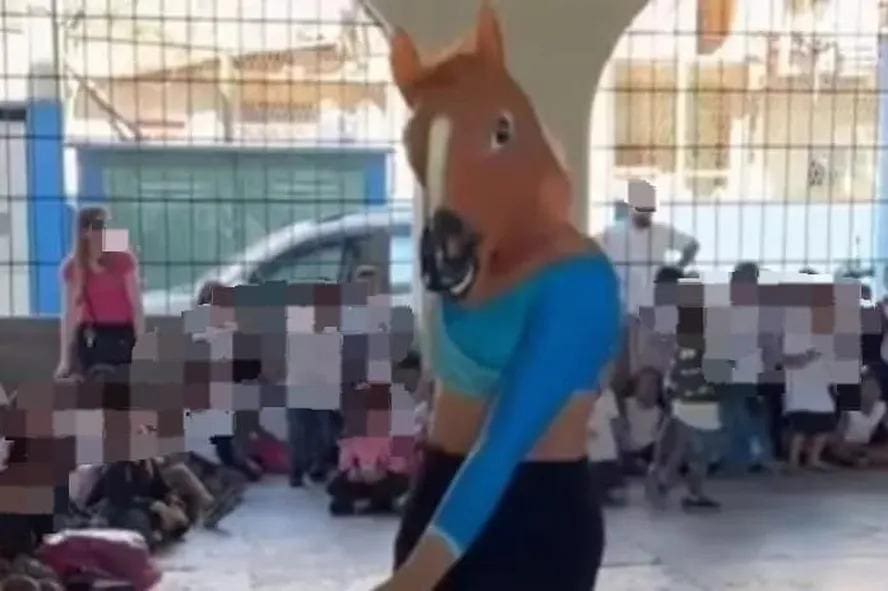 Apresentação de 'Cavalo Tarado' dentro de escola municipal leva prefeitura do Rio a abrir sindicância
