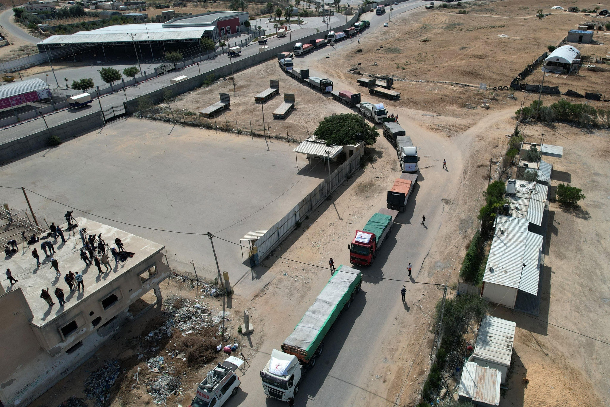 Um comboio de caminhões que transportam ajuda humanitária entra na Faixa de Gaza vindo do Egipto através da passagem da fronteira de Rafah