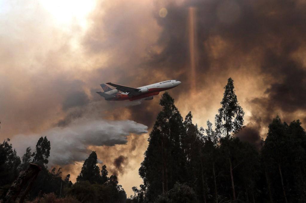 Avião-tanque DC-10 Ten Tanker ajuda a combater os incêndios florestais que atingem o Chile