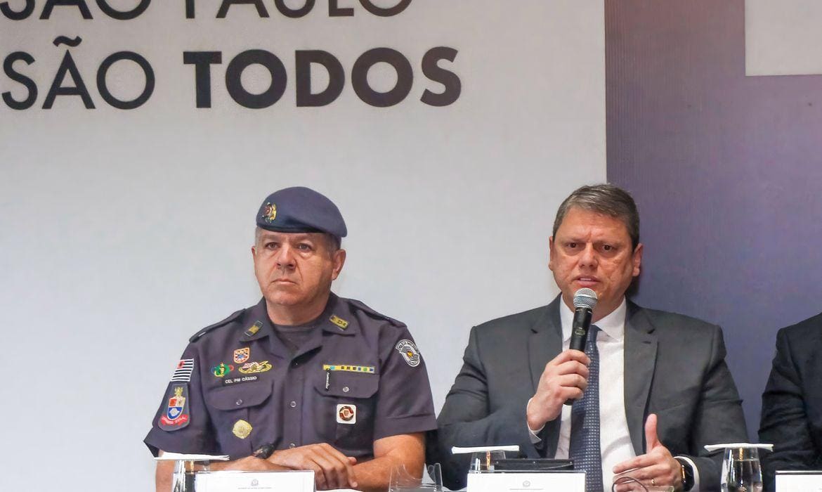O governador de São Paulo, Tarcísio de Freitas, falou com jornalistas durante evento para celebrar o Dia Internacional da Mulher