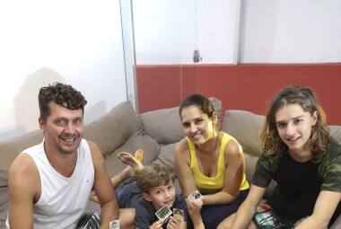 Em família: a pedagoga Carla Fernanda e o marido acompanham os filhos, Kauã e Juliano, na feitura do álbum