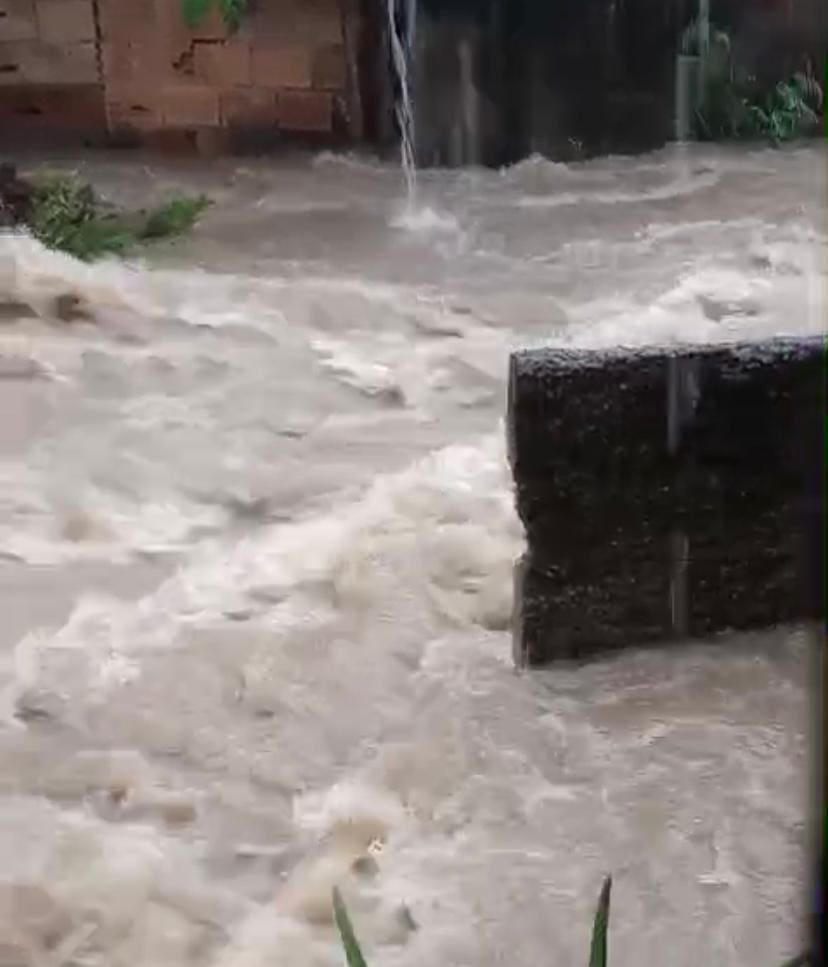 Vila Biquinhas alagou durante a chuva em BH