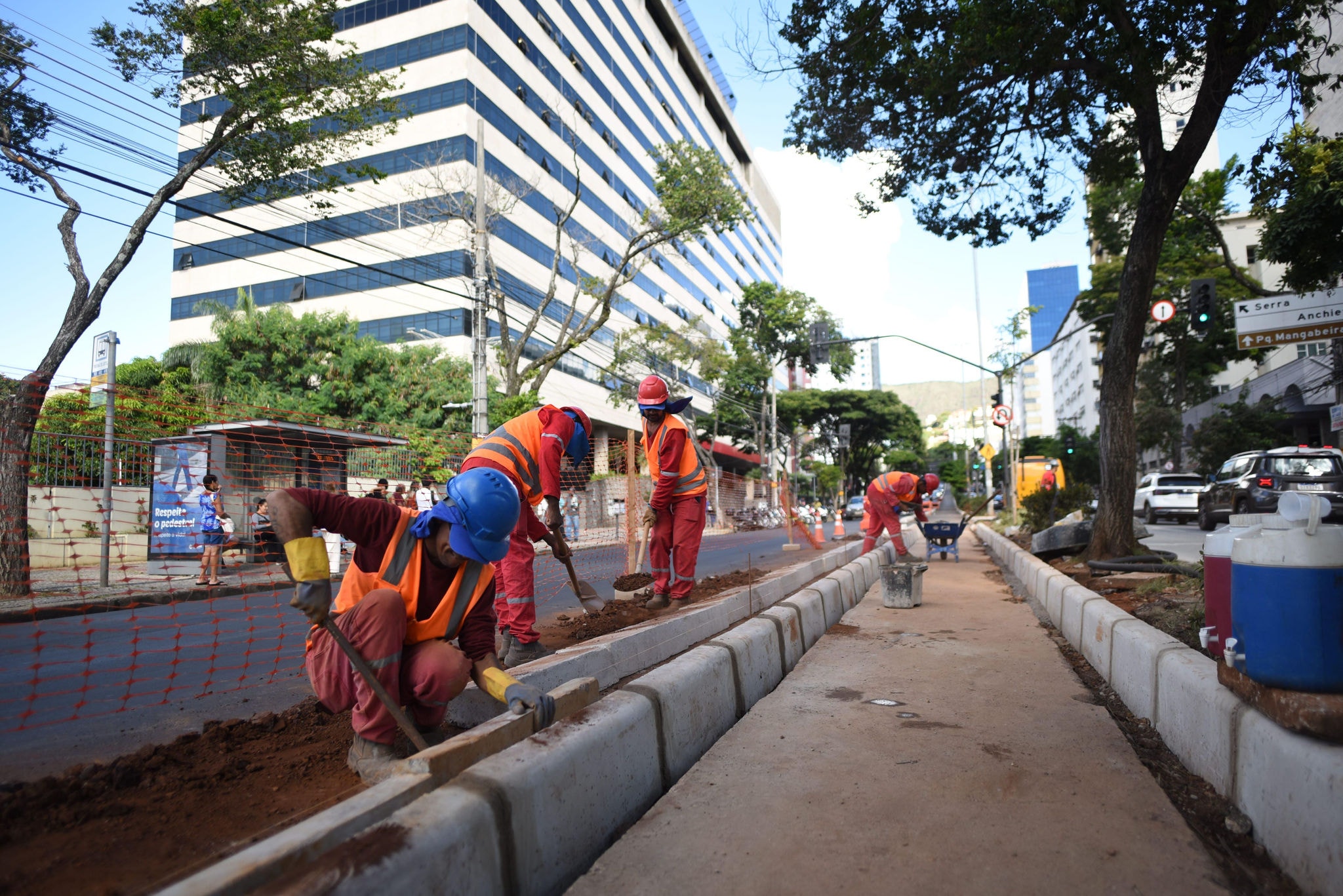 ciclovia na avenida afonso pena PBH iniciou obras da ciclovia na avenida Afonso Pena, mas foi obrigada a interromper os trabalhos