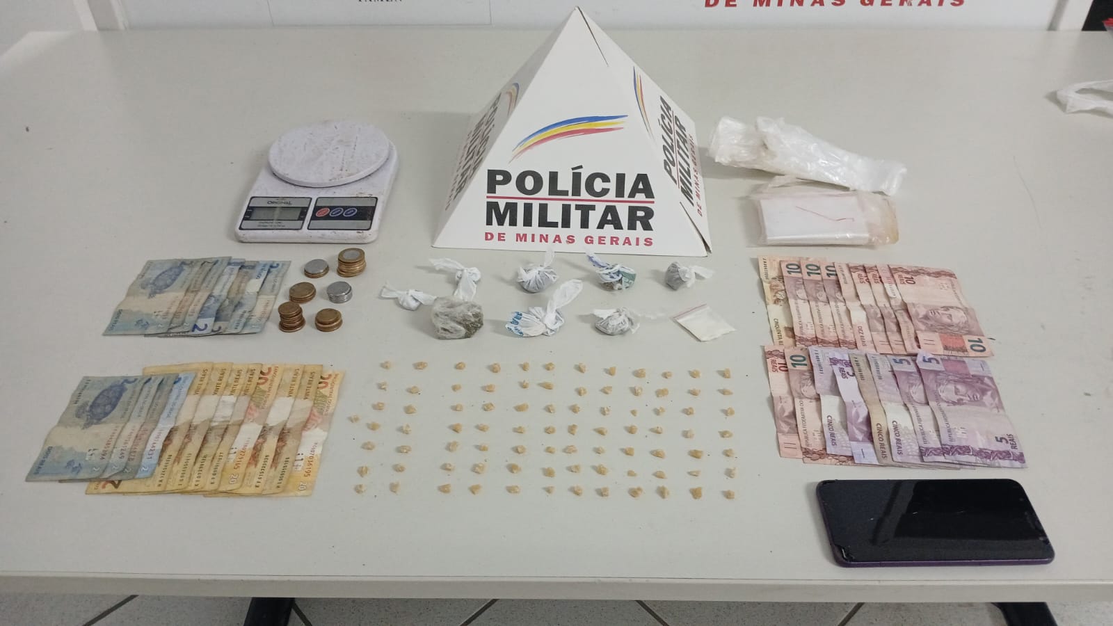 Suspeitos escondiam pedras de crack entre folhas de coqueiro
