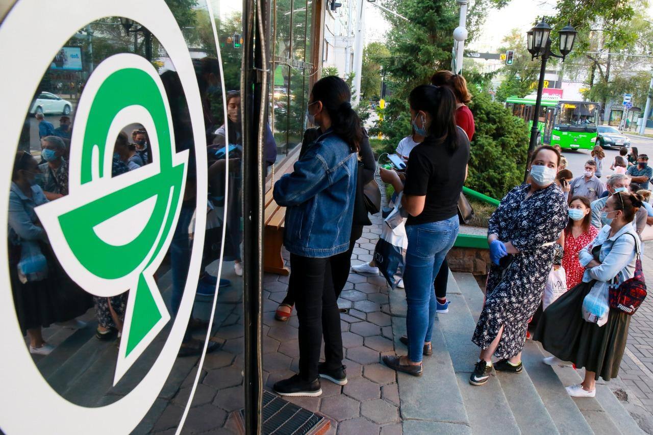 Pessoas fazem fila na porta de farmácia no Cazaquistão