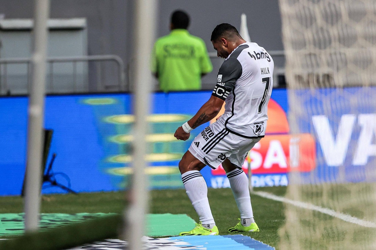 Hulk marcou diante do Itabirito o gol de número 99 pelo Atlético