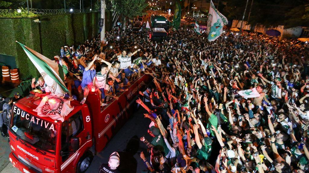 Jogadores do Palmeiras desfilaram em carro do Corpo de Bombeiros e foram festejados pela torcida