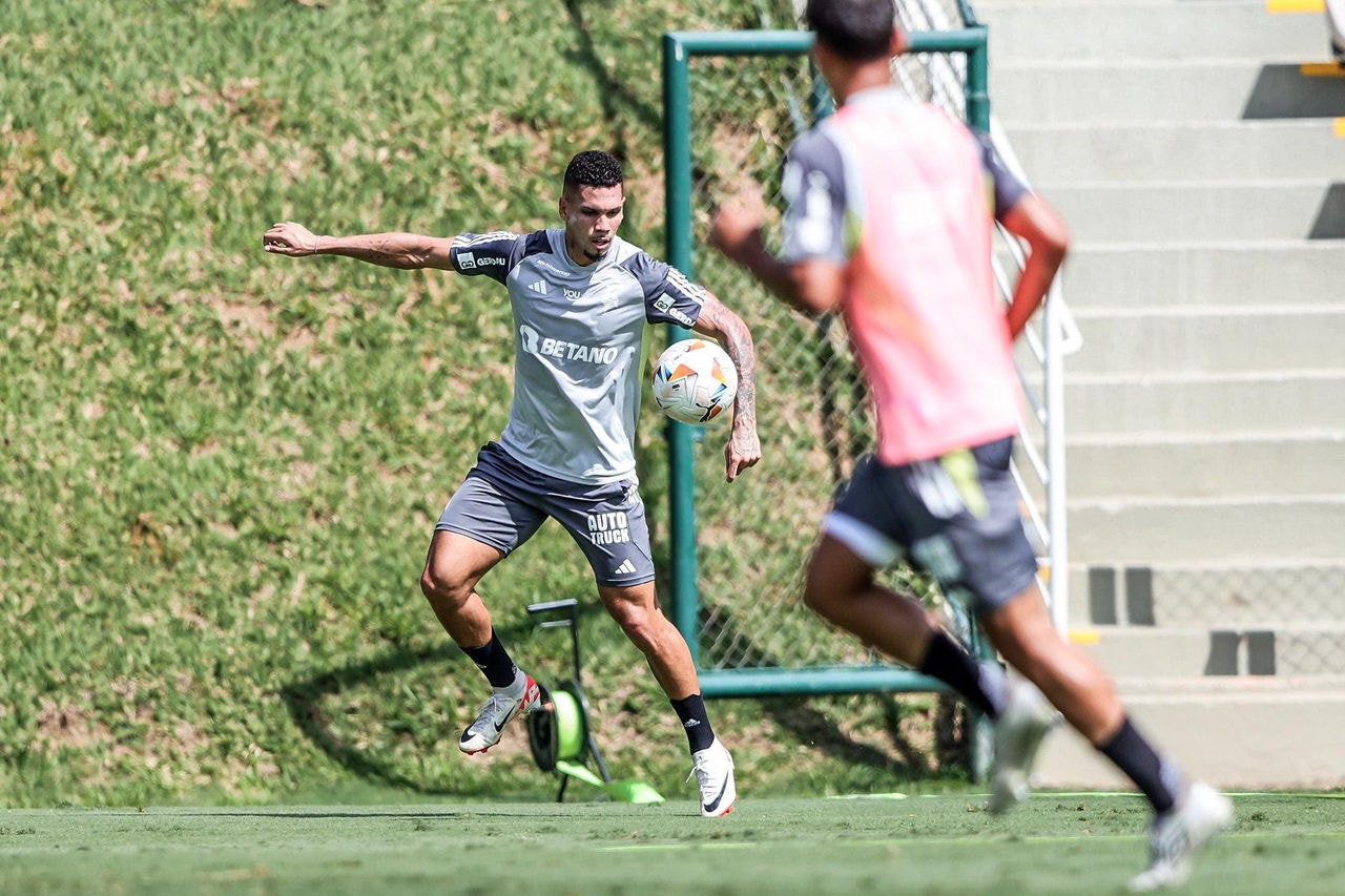 Paulinho, atacante do Atlético