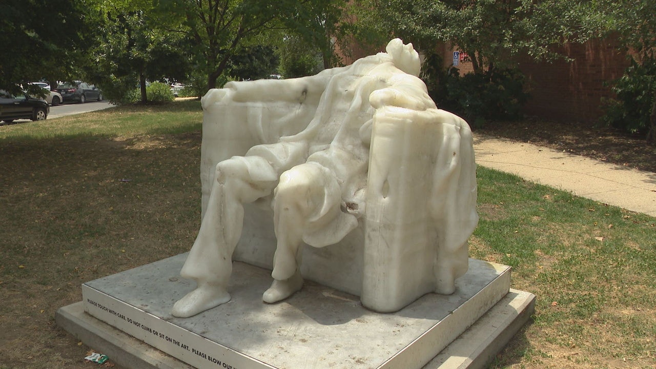 Estátua de Abraham Lincoln, feita de cera, derreteu com calor 