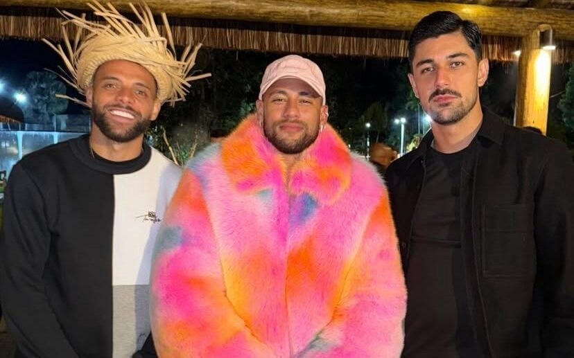 Com o seu atual vínculo com o Santos terminando no próximo dia 30, Neymar e os demais jogadores do elenco estão de férias até o dia 26. A reapresentação está marcada para 27 de junho