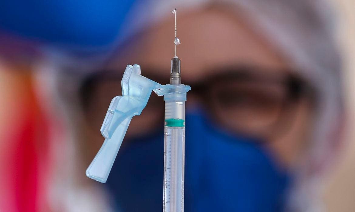 Estudo mostra que os benefícios das vacinas contra a Covid vão além da proteção contra o coronavírus
