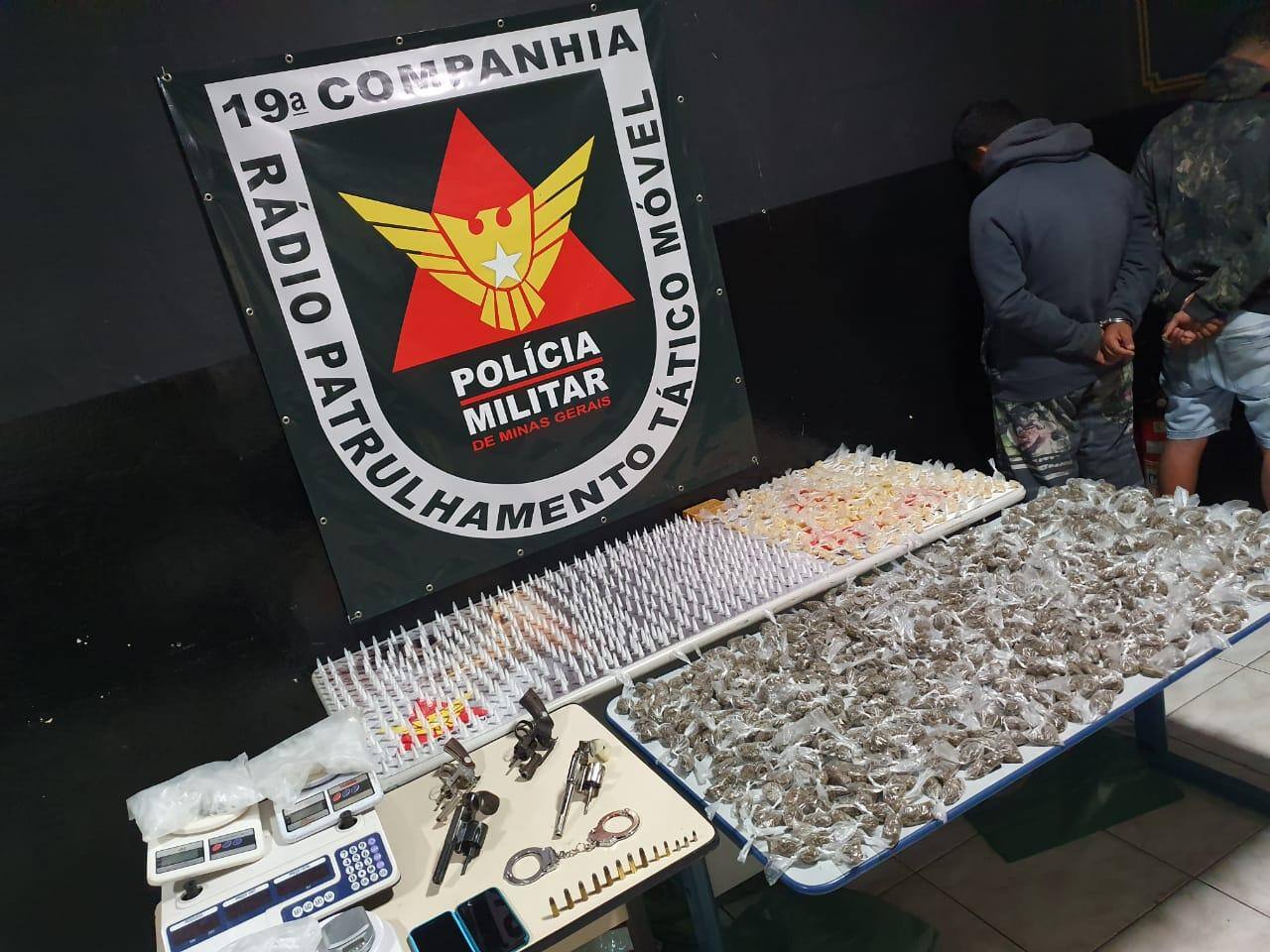 Polícia apreendeu também mais de 500 buchas de maconha e mais de 600 pinos de cocaína