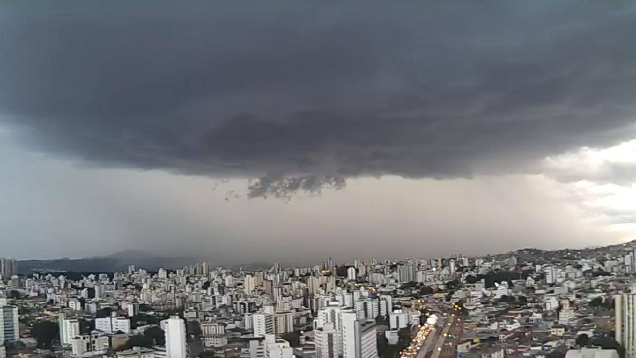 Chove granizo em alguns bairros de Belo Horizonte