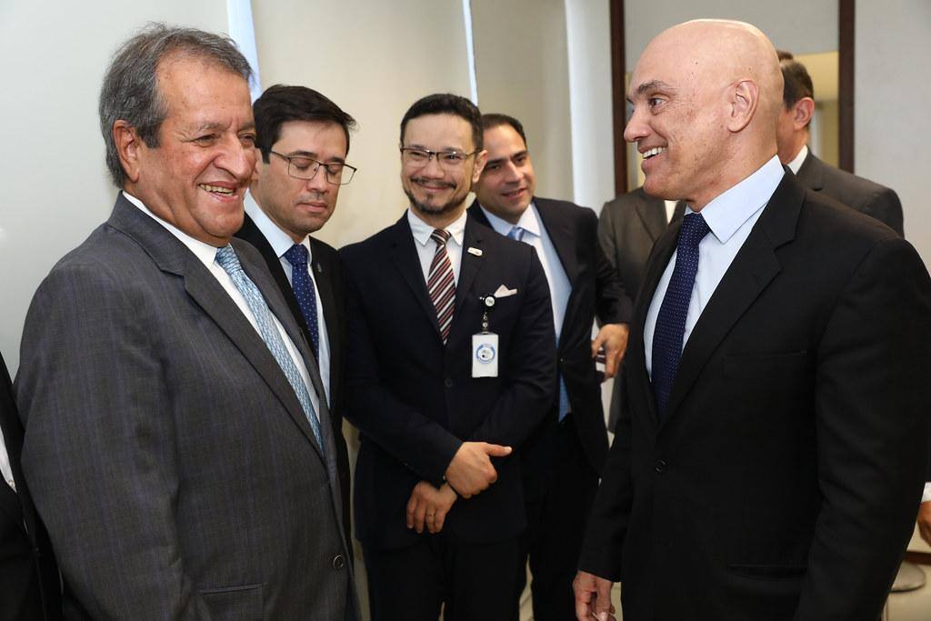 Valdemar Costa Neto e Alexandre de Moraes em visita ao setor de totalização de votos do Tribunal Superior Eleitoral (TSE)