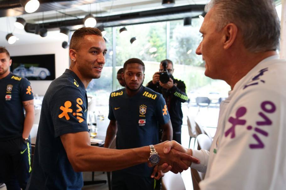 Seleção se divide em trabalhos com bola e regenerativo no 1º treino