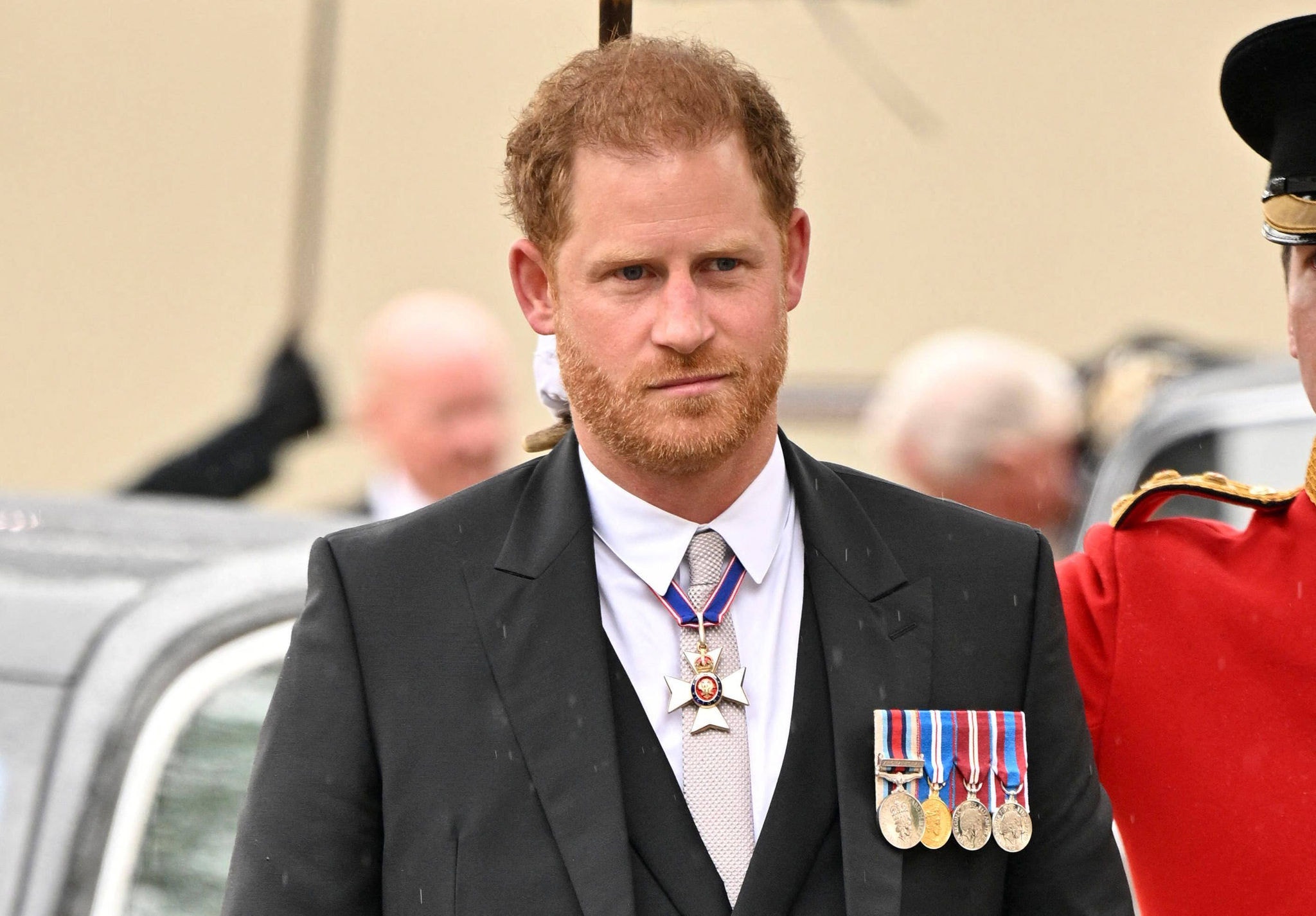 Príncipe Harry foi à coroação do rei Charles III sem a esposa e os filhos