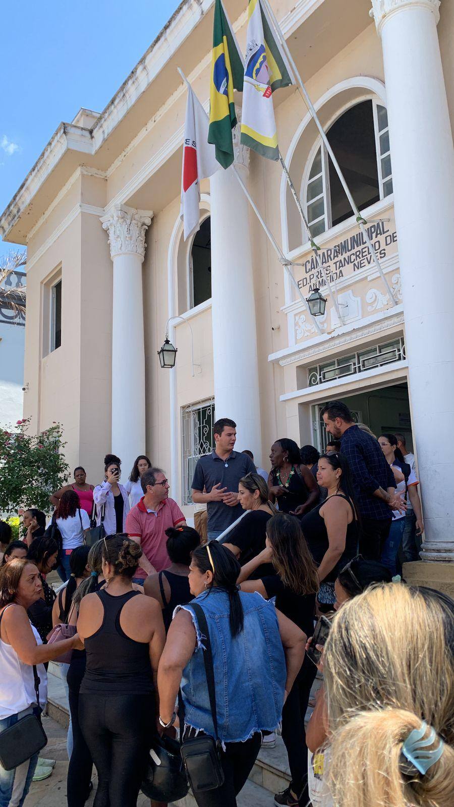 Foto mostra protesto de pais e mães na porta da prefeitura de São João del Rei; horas depois, município suspendeu aulas