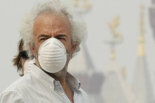 Moscovitas usam máscaras para transitar pela cidade