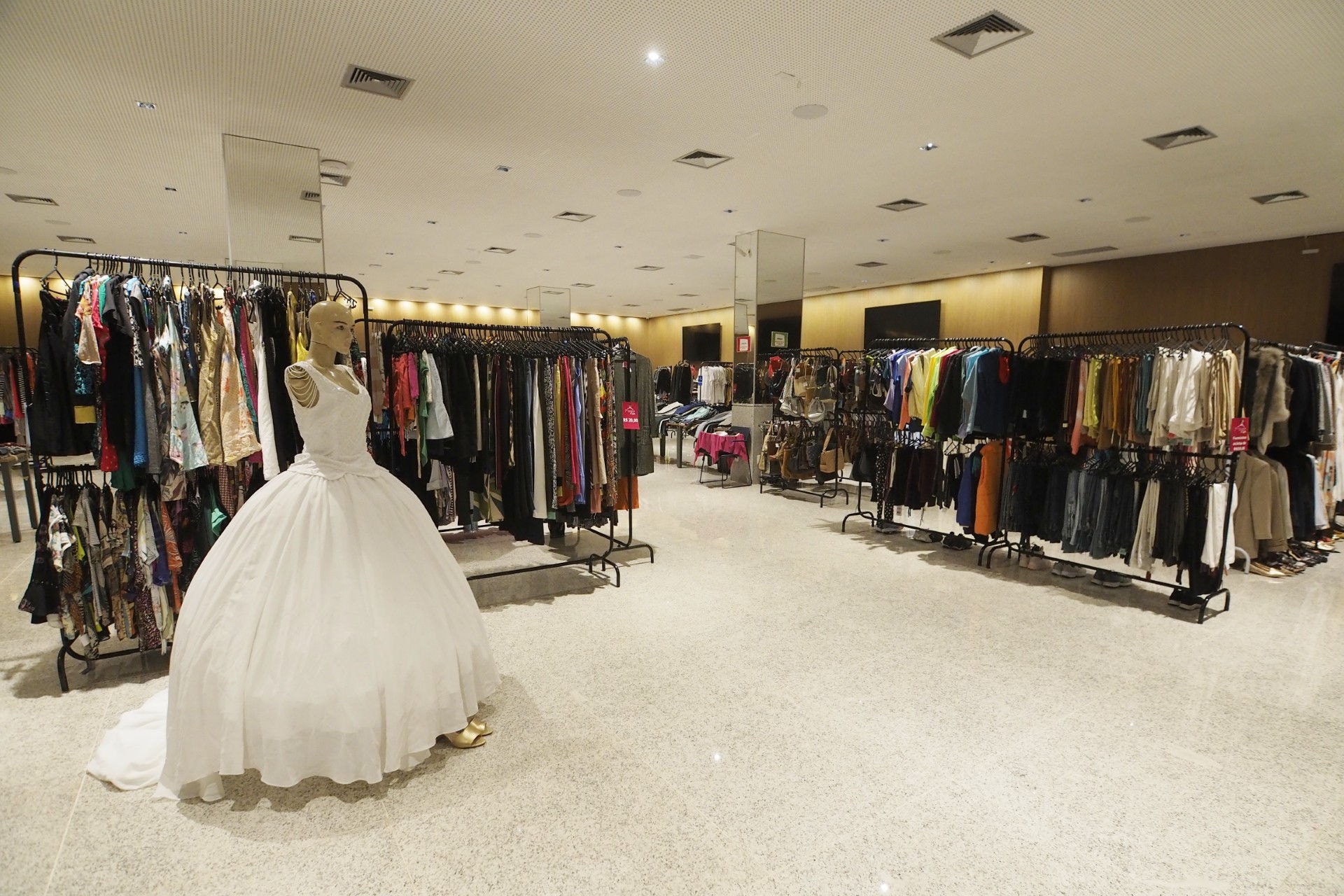 Em 2024, o Bazar do Bem ofereceu centenas de peças com preços acessíveis