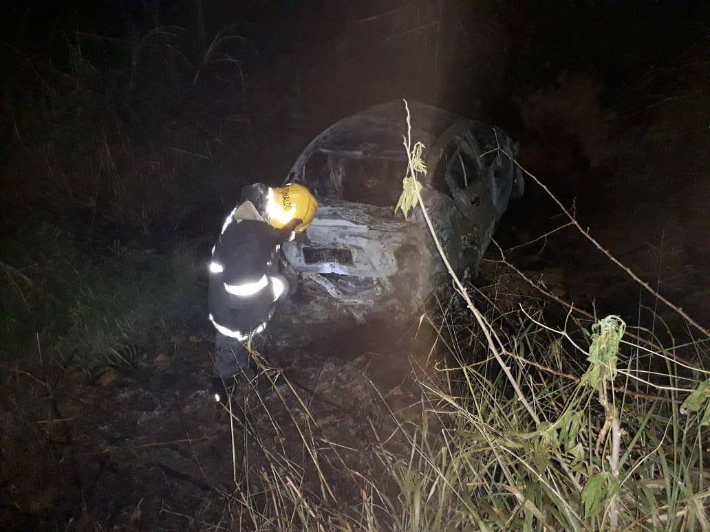 Carro pega fogo na BR-381, mas motorista consegue escapar ileso