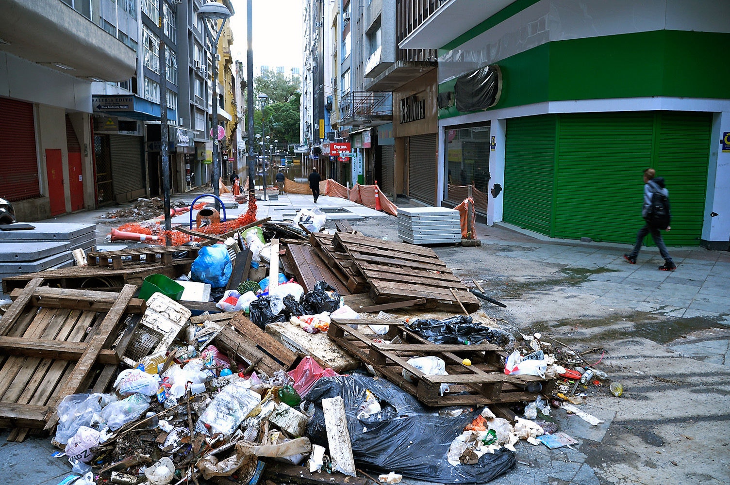 Lixo e sujeira começaram a aparecer em Porto Alegre com a redução das chuvas