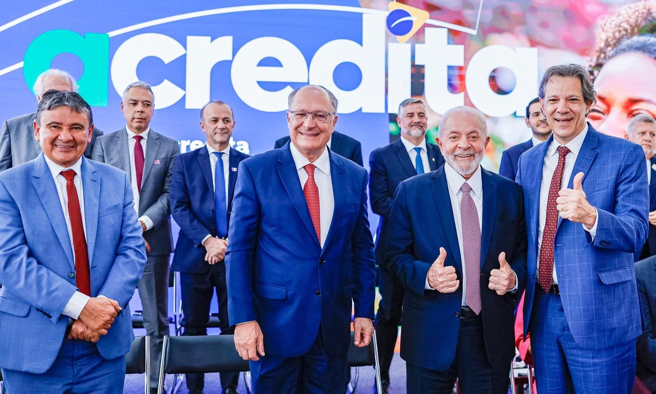 Após serem cobrados por Lula, ministros tiram fotos com o petista