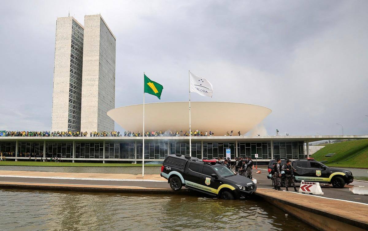 Invasão na Câmara dos Deputados gerou estragos como em viaturas jogadas no lago