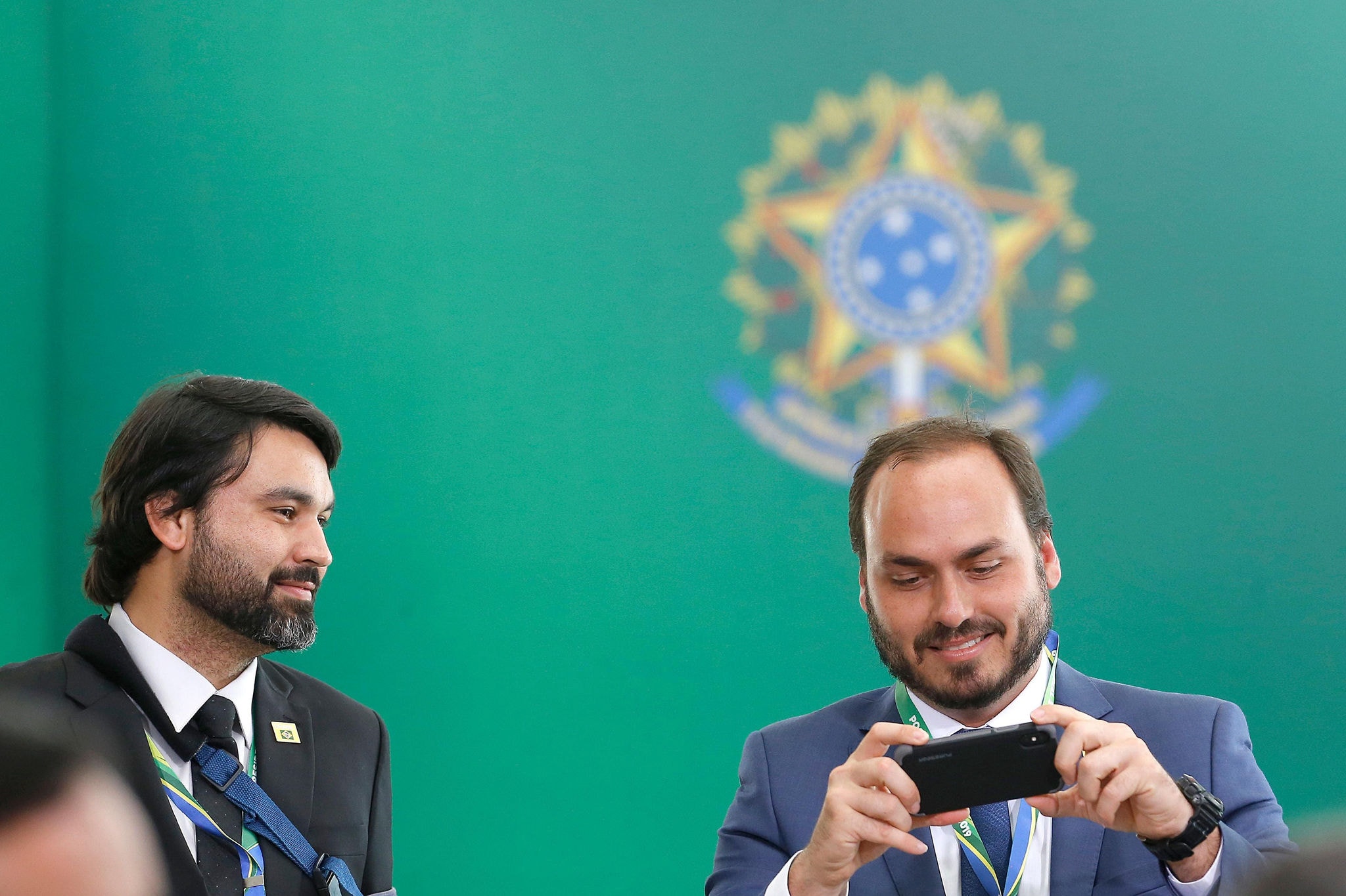 Leo Indio (esq) é primo dos filhos mais velhos do ex-presidente Jair Bolsonaro: Carlos (dir), que é vereador do Rio; o deputado federal Eduardo e o senador Flávio