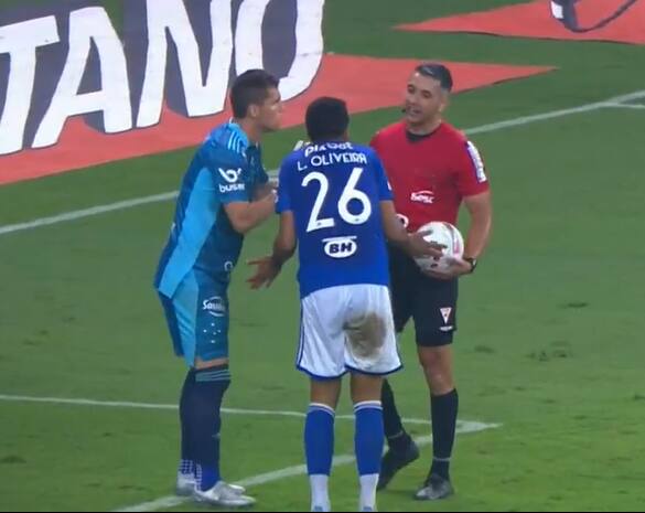 Jogadores do Cruzeiro falam com Felipe Fernandes de Lima, no lance do pênalti