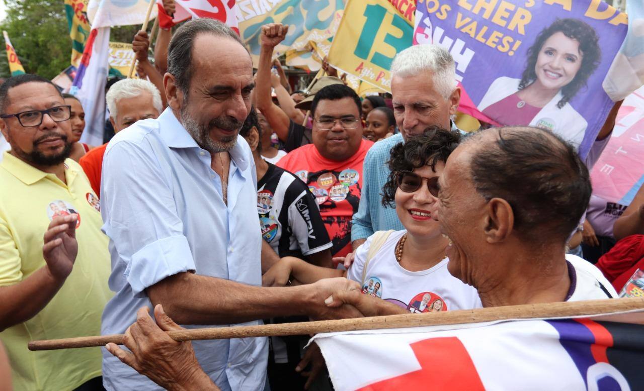 O candidato ao governo de Minas, Alexandre Kalil, fez uma carreata acompanhado de aliados, neste sábado (17), em Teófilo Otoni