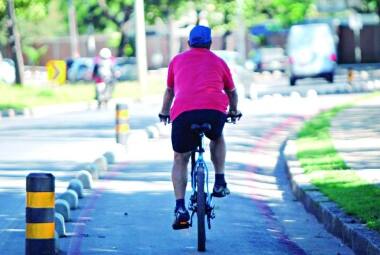 Pouco espaço. Uma das principais reclamações dos ciclistas é que a pista na orla é estreita para receber uma bike em cada sentido