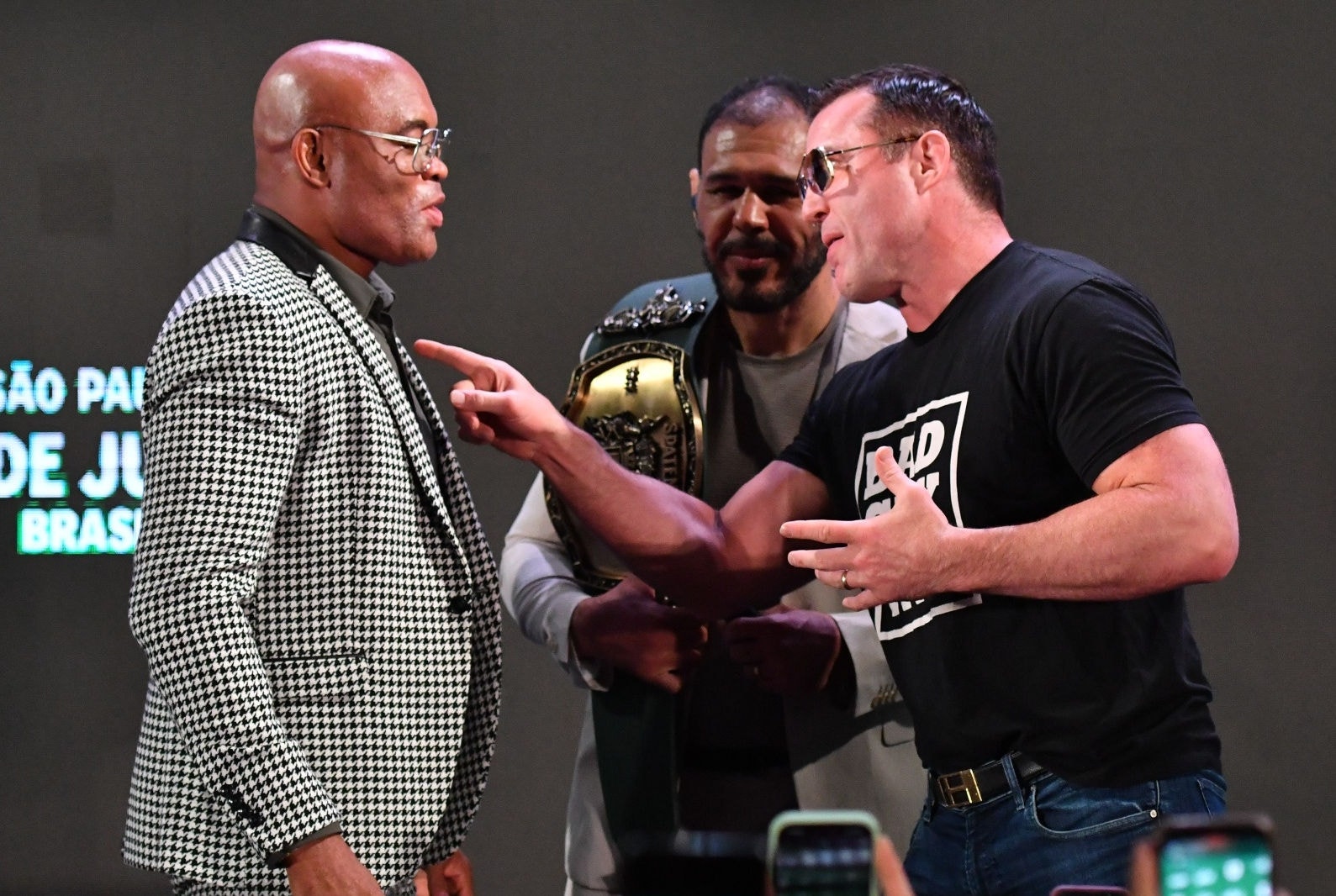 Anderson Silva e Chael Sonnen lutam, em São Paulo, neste sábado (15)