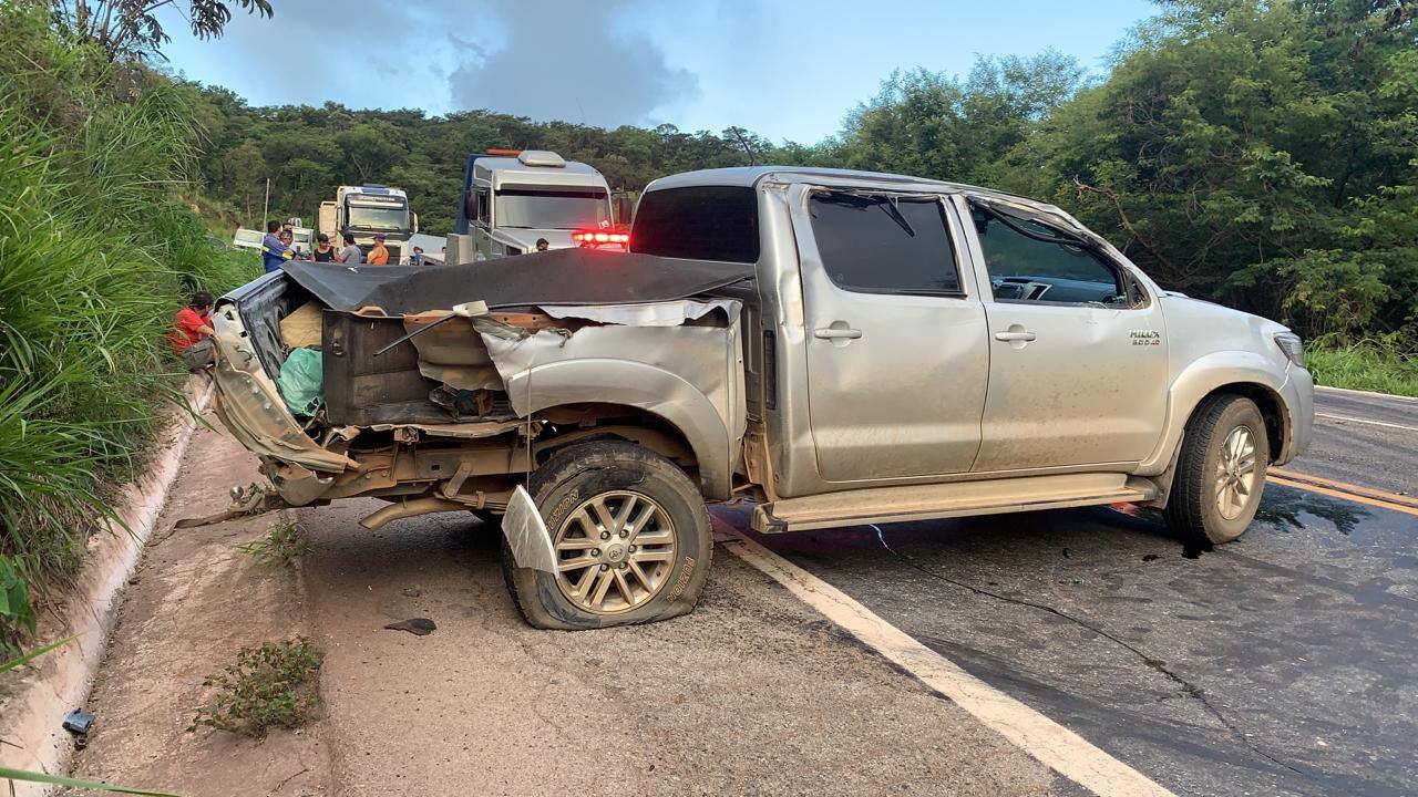 Colisão entre carro, SUV e caminhão deixa três mortos na BR-381, em Minas