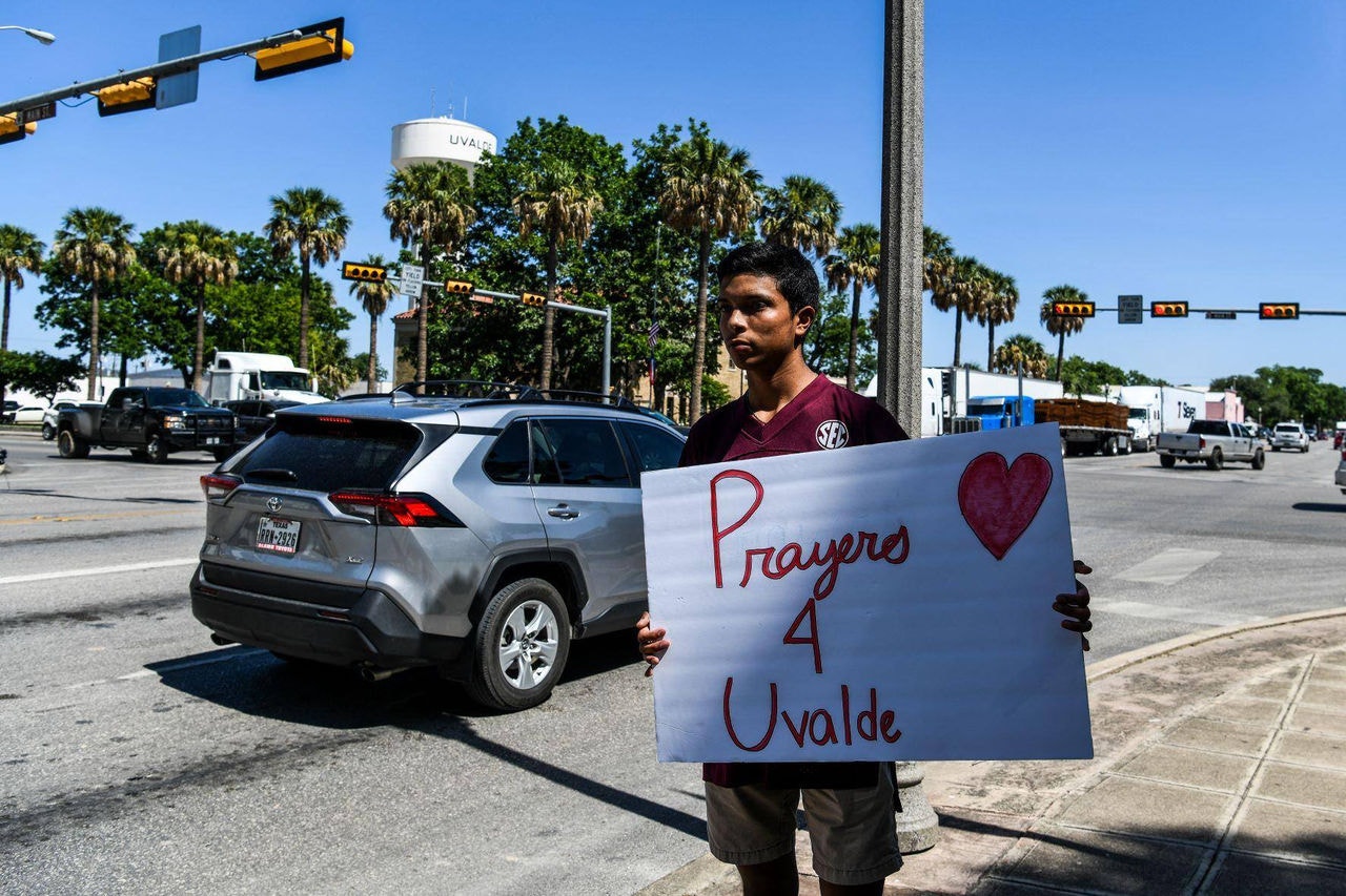 "Orações por Uvalde": população demonstra luto após massacre