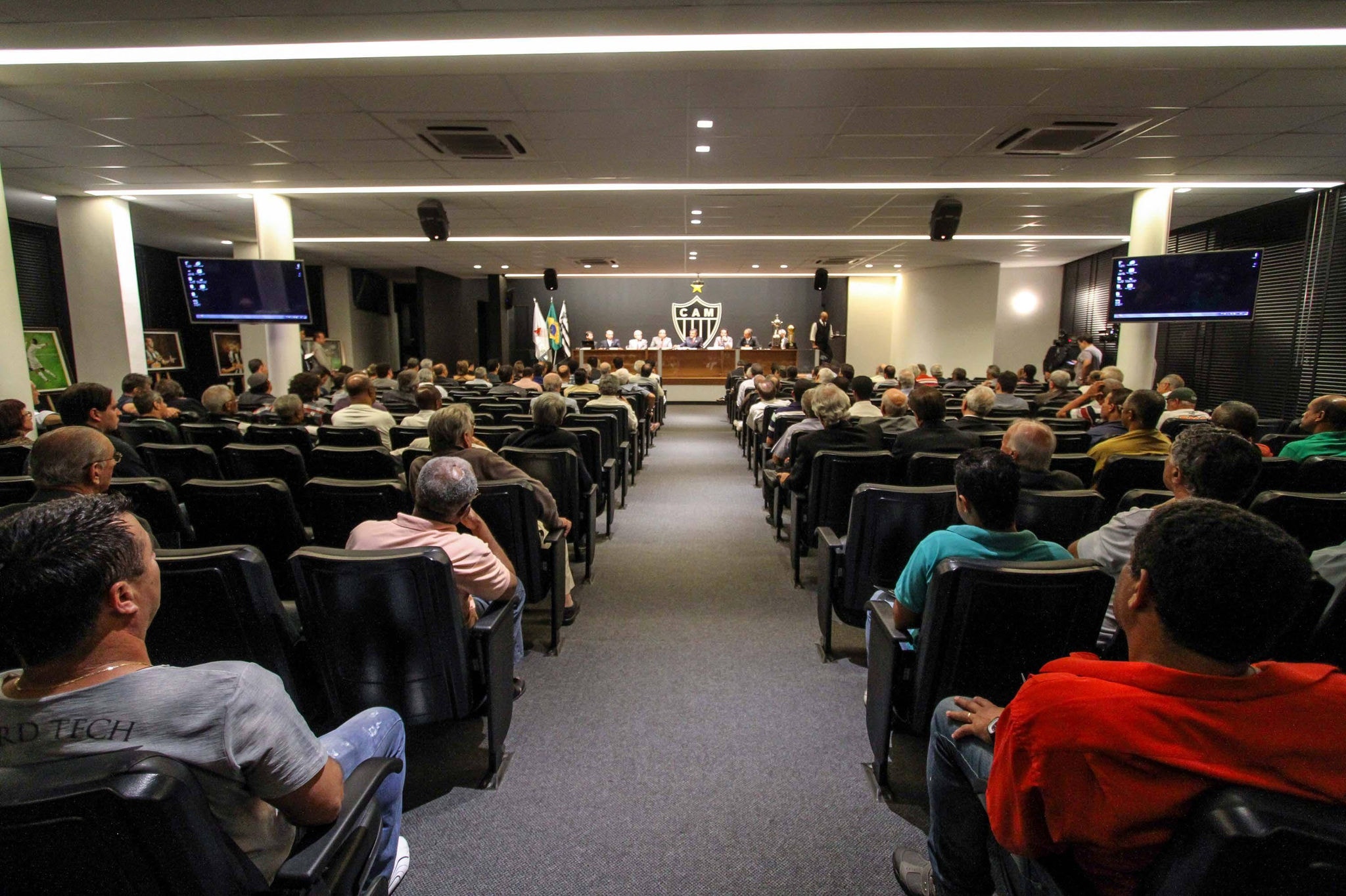 Galo prevê superávit de R$ 2 milhões e redução de 20% em salários