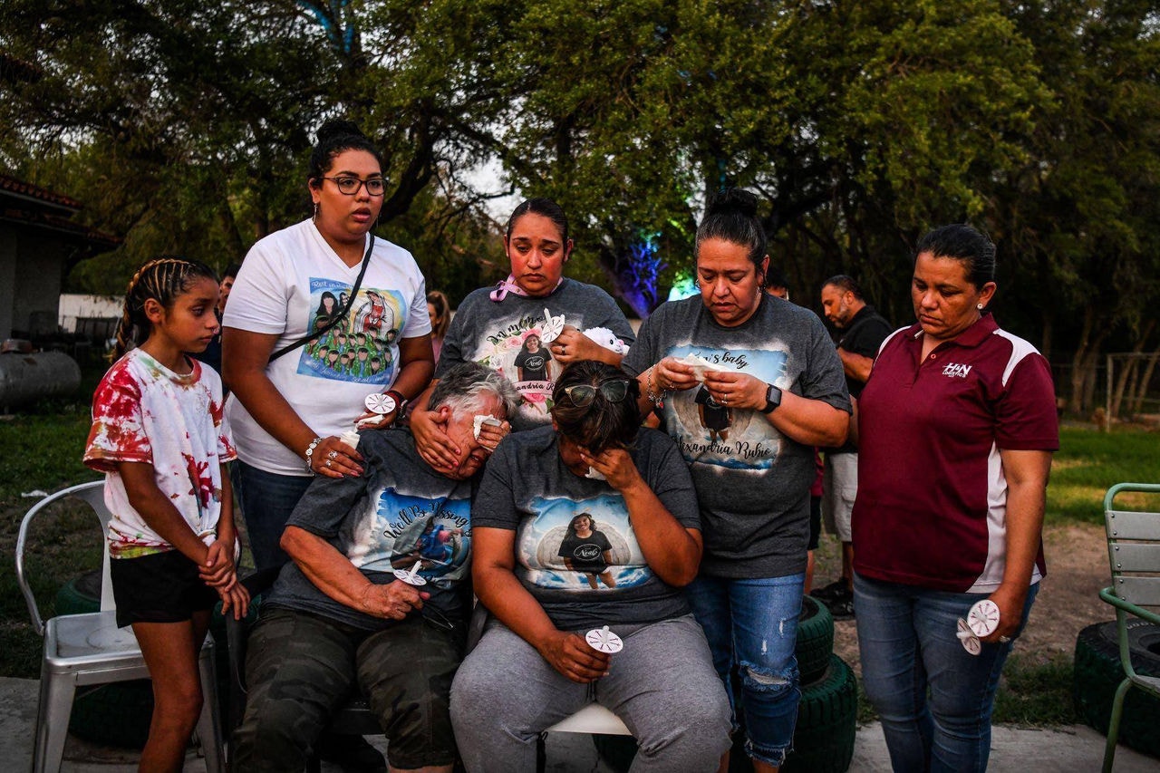 Familiares de Alexandria Aniyah Rubio, uma das vítimas do massacre, choram durante vigília