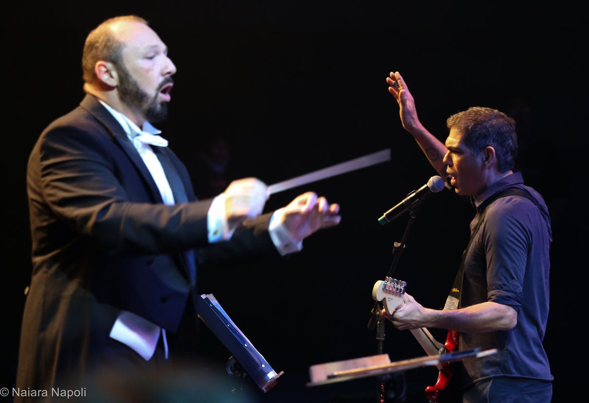 O maestro Leonardo Cunha e o guitarrista Dado Villa-Lobos durante concerto