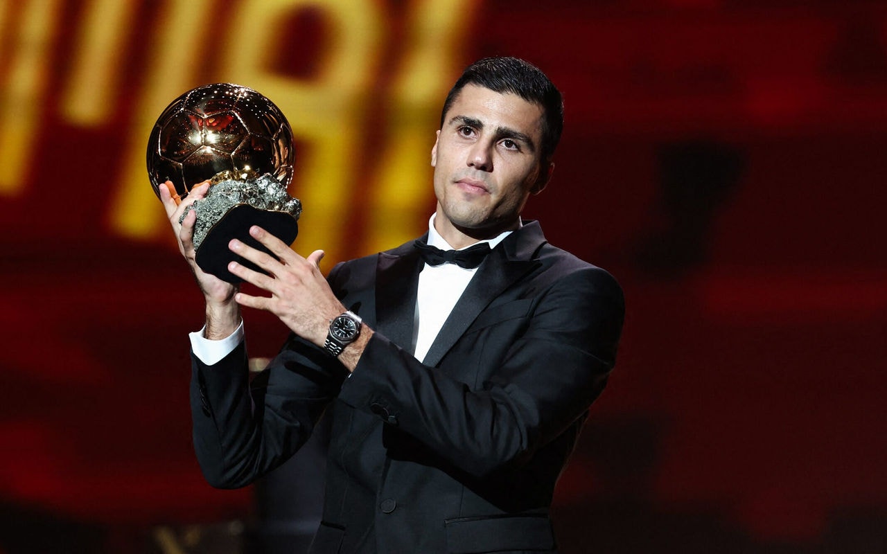 Rodri recebeu a Bola de Ouro 2024 (Foto: Franck Fife/AFP)