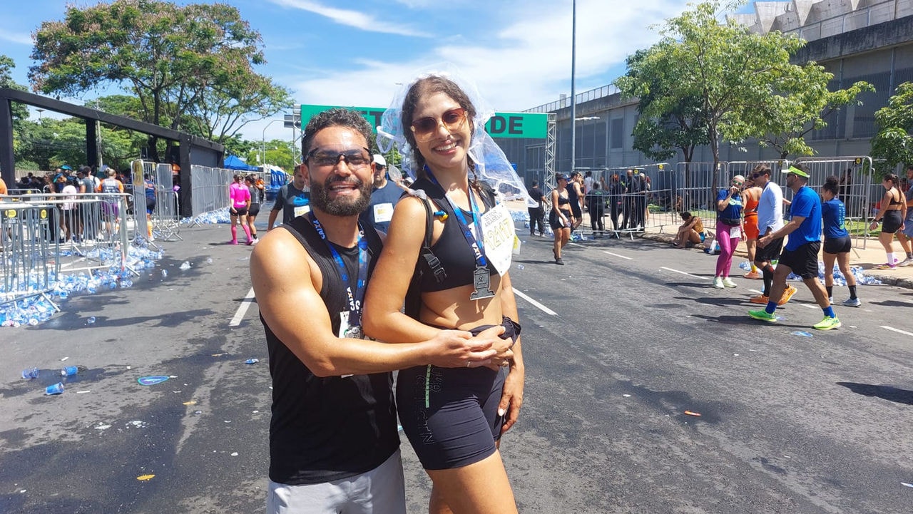 Flávia Teixeira, de 33 anos, que correu fantasiada com o noivo Ricardo Figueiredo, bancário de 45 anos