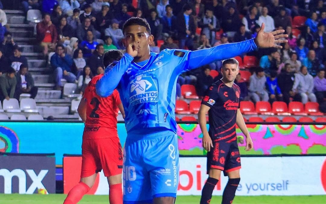 John Kennedy no Pachuca. (Foto: Reprodução/Pachuca)