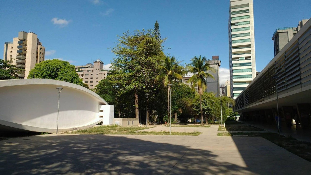 Imagem de uma sala de aula vazia