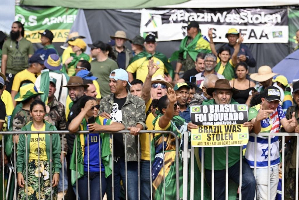 Apoiadores do presidente Jair Bolsonaro no acampamento montado ao redor do QG do Exército, em Brasília, pedem intervenção militar contra a posse de Lula
