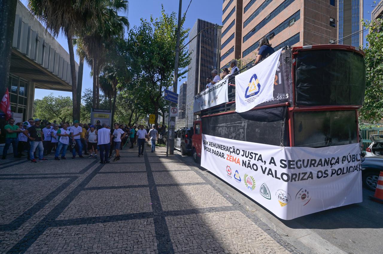 Servidores da segurança pública fizeram protesto em frente à Assembleia Legislativa nesta terça-feira (14)