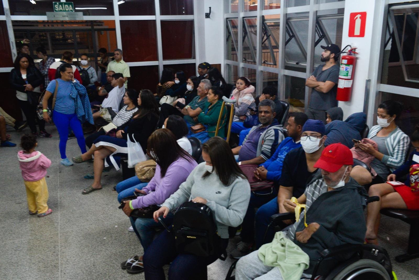 Foto mostram dezenas de pessoas aguardando atendimento na Upa  Odilon Behrens  