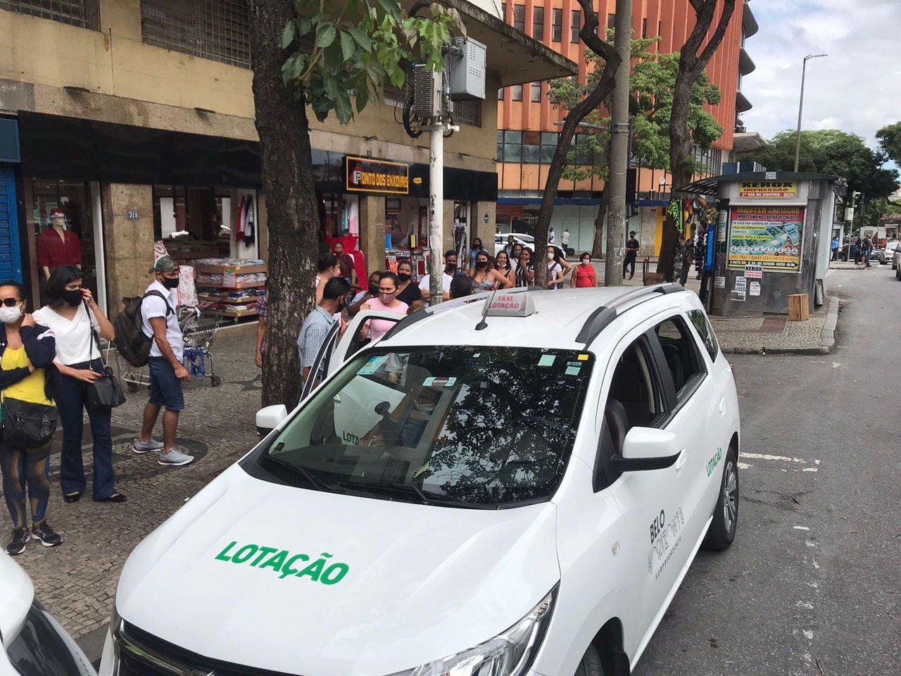 Os táxis-lotação circulam na avenida Afonso Pena e avenida do Contorno