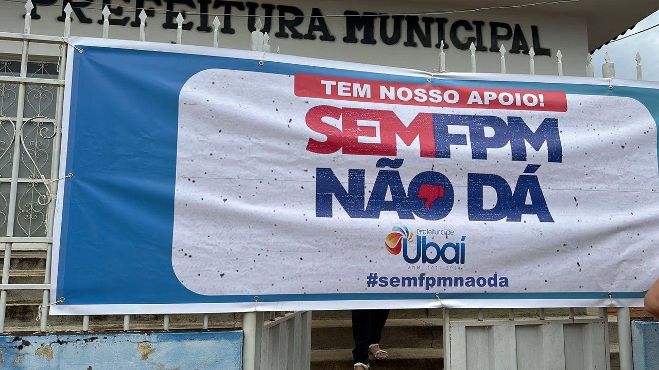 Faixa na porta do município de Ubaí, no Norte de Minas, informando paralisação na Prefeitura