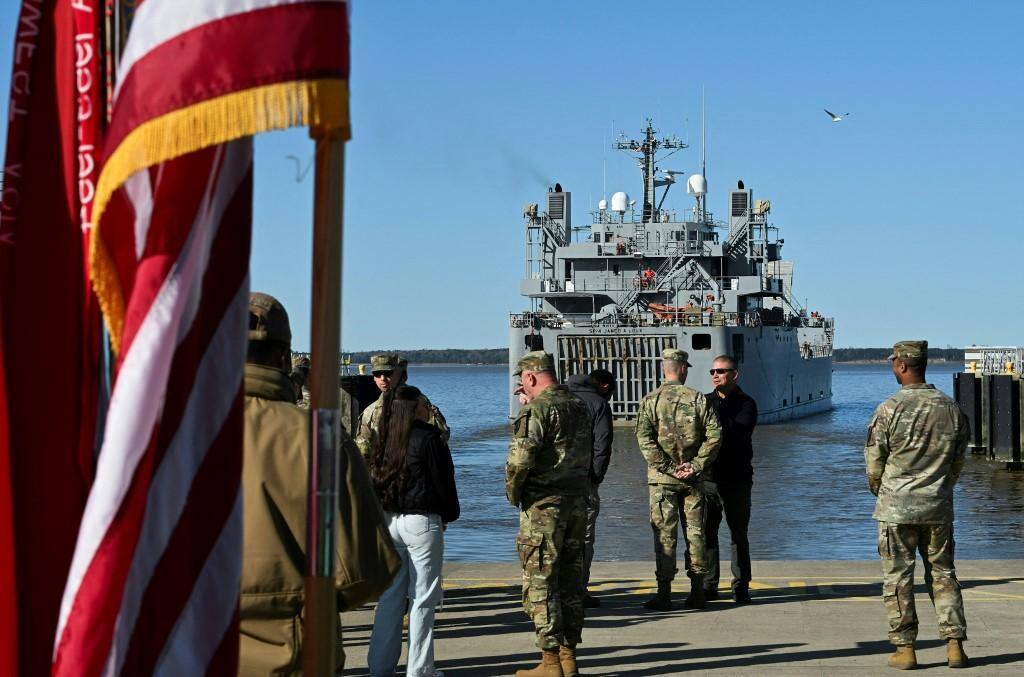 Soldados embarcam em navios rumo ao Oriente Médio