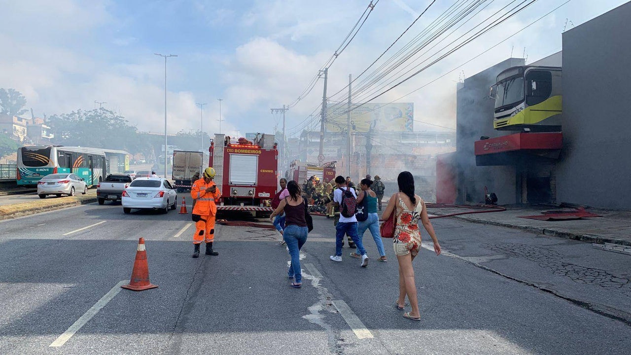 Fachada da avenida Antônio Carlos de imóvel que pegou fogo em BH