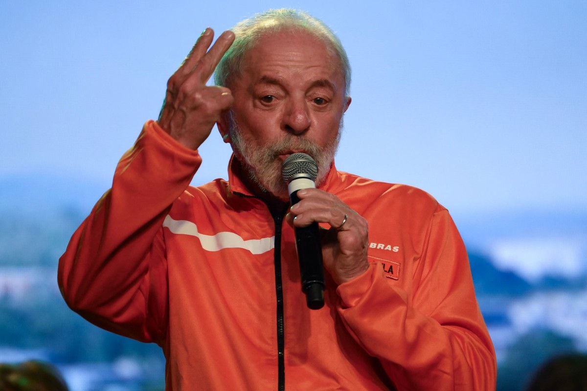 Lula discursa em Duque de Caxias (RJ), durante cerimônia de anúncio de investimentos da Petrobras em refino e petroquímica